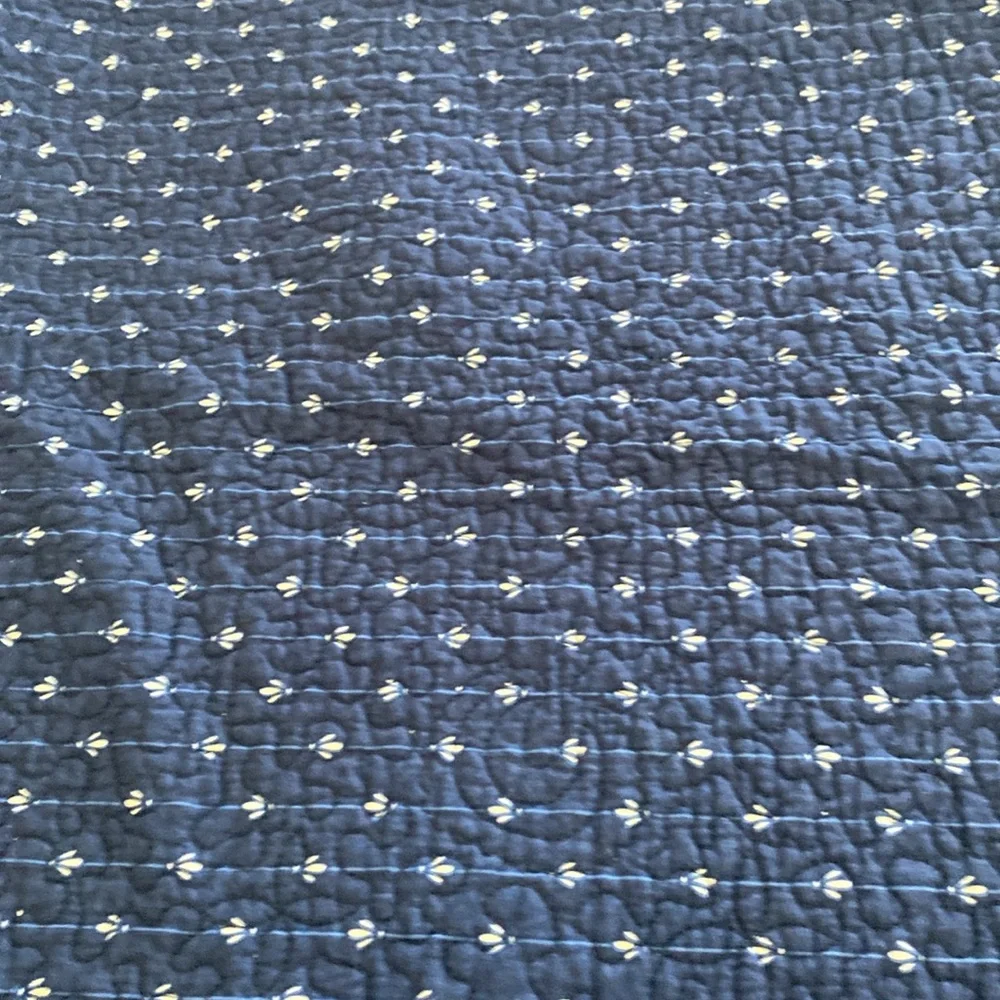 In excellent condition 2 sided quilt and dust ruffle size queen bed cover.